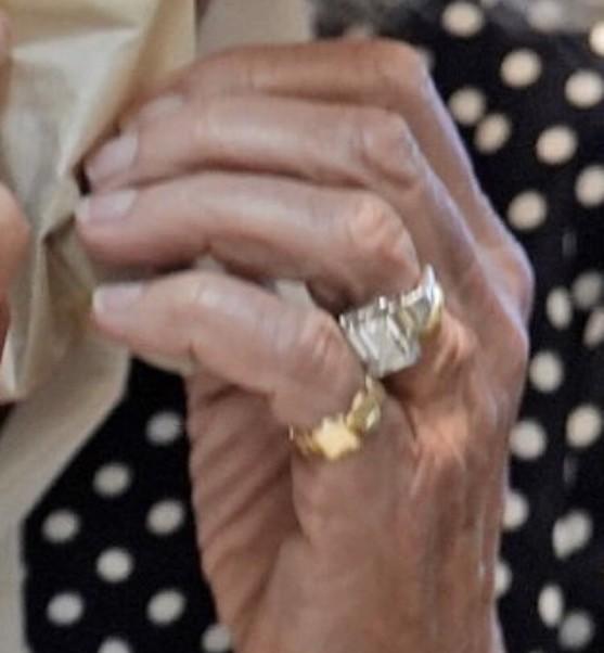 今年，卡米拉王后陛下频繁佩戴一枚金色小指戒，而今我终于确认——这原是皇家典藏中的