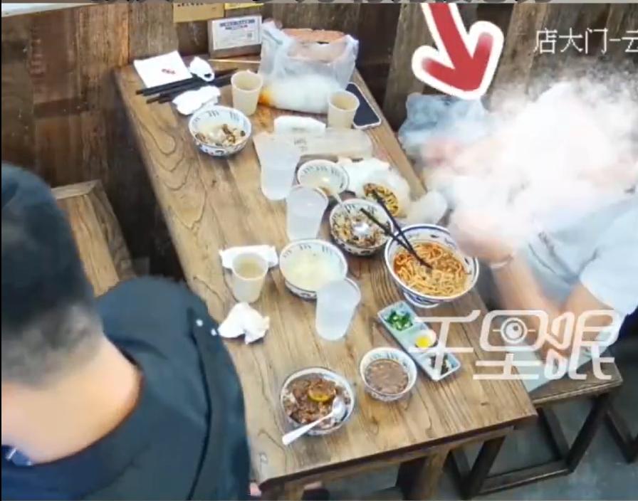 到小饭馆横吃恶打、骗吃骗喝的人，过去叫：泼皮无赖，天津人叫：下三滥！前不久，浙