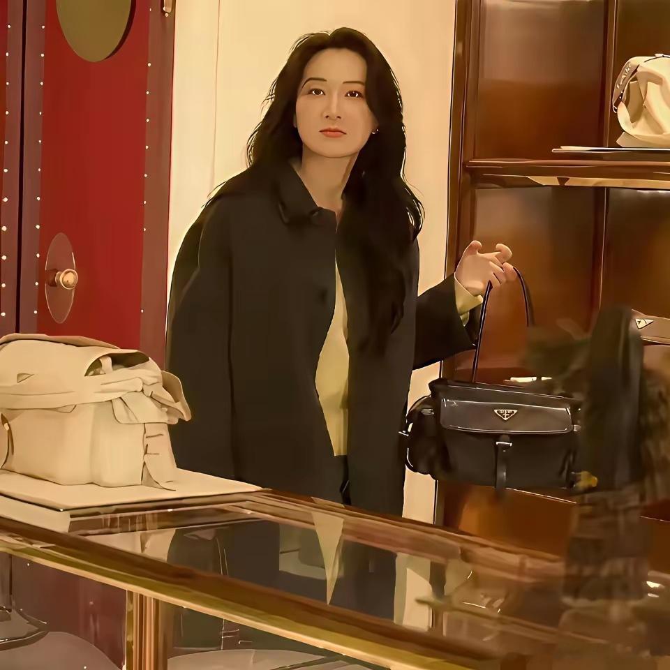 贾玲当初为了逗你们笑，不惜自毁形象，把自己弄的胖胖的，圆圆的，充满了喜感。如今的