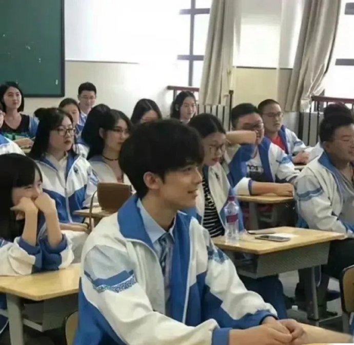 吴磊高中时气质便显独特，与身旁同学有所不同，那股别样风采悄然流露。