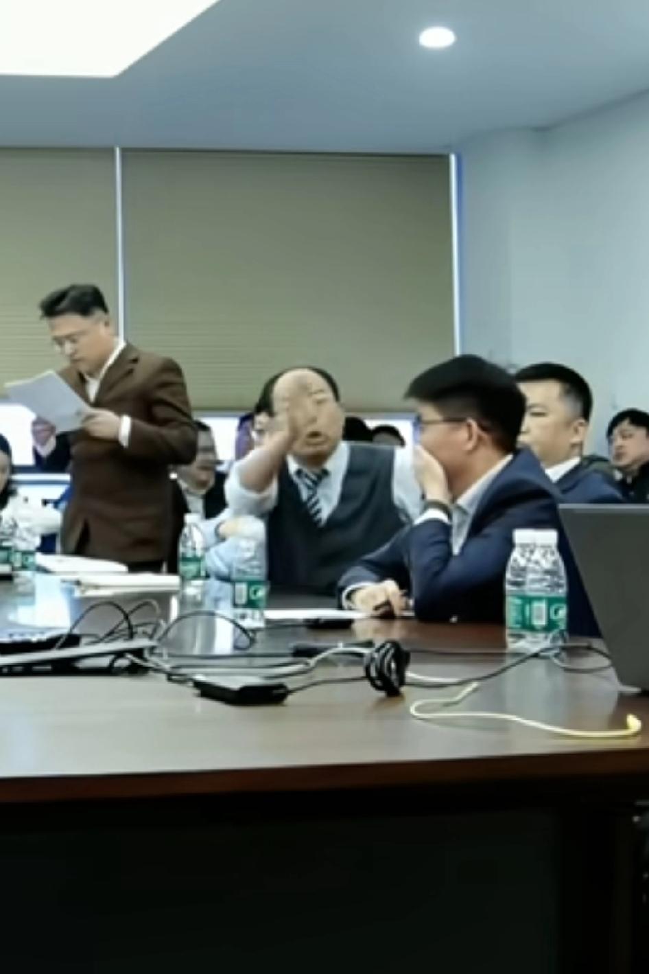 ST路通股东会场面失控，大股东及监事会主席把不同意见的职工监事及部分股东现场代表