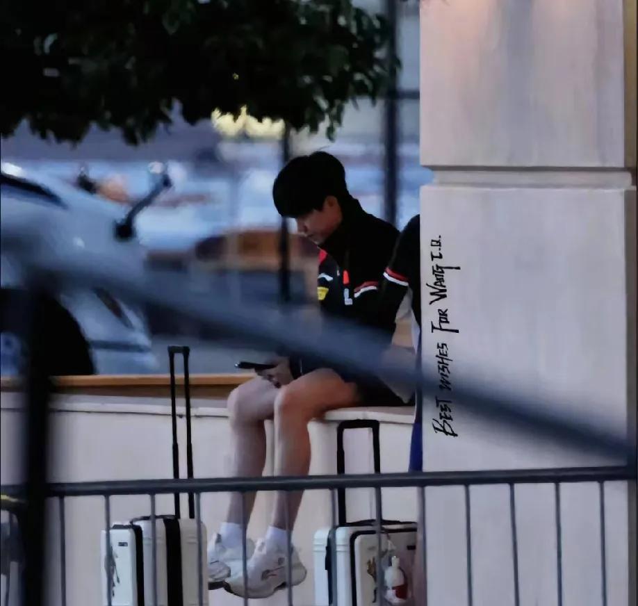 好乖的大头，像极了等妈妈来接放学的小朋友。真的是乖乖的大男孩一枚，也不知道为