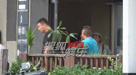 杨幂被媒体拍到的工作路透，丝绒套装简单的低马尾，好素好复古的美[开学季