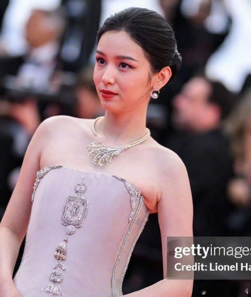 周也是不是把自己当成刘亦菲这样的大女主了