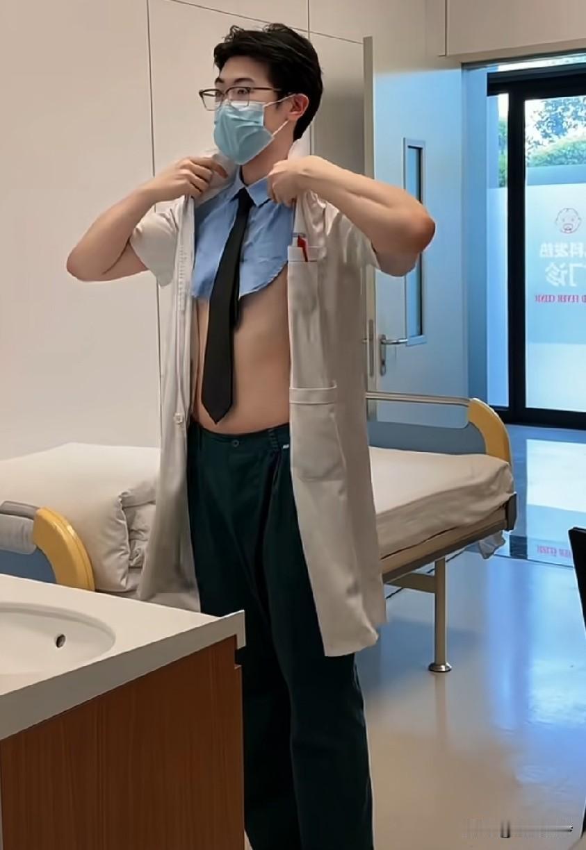 医闹的扯开衣服被笑晕在地上！哈哈哈，医闹一把把纽扣拽掉了，露出里面的衬衫领！