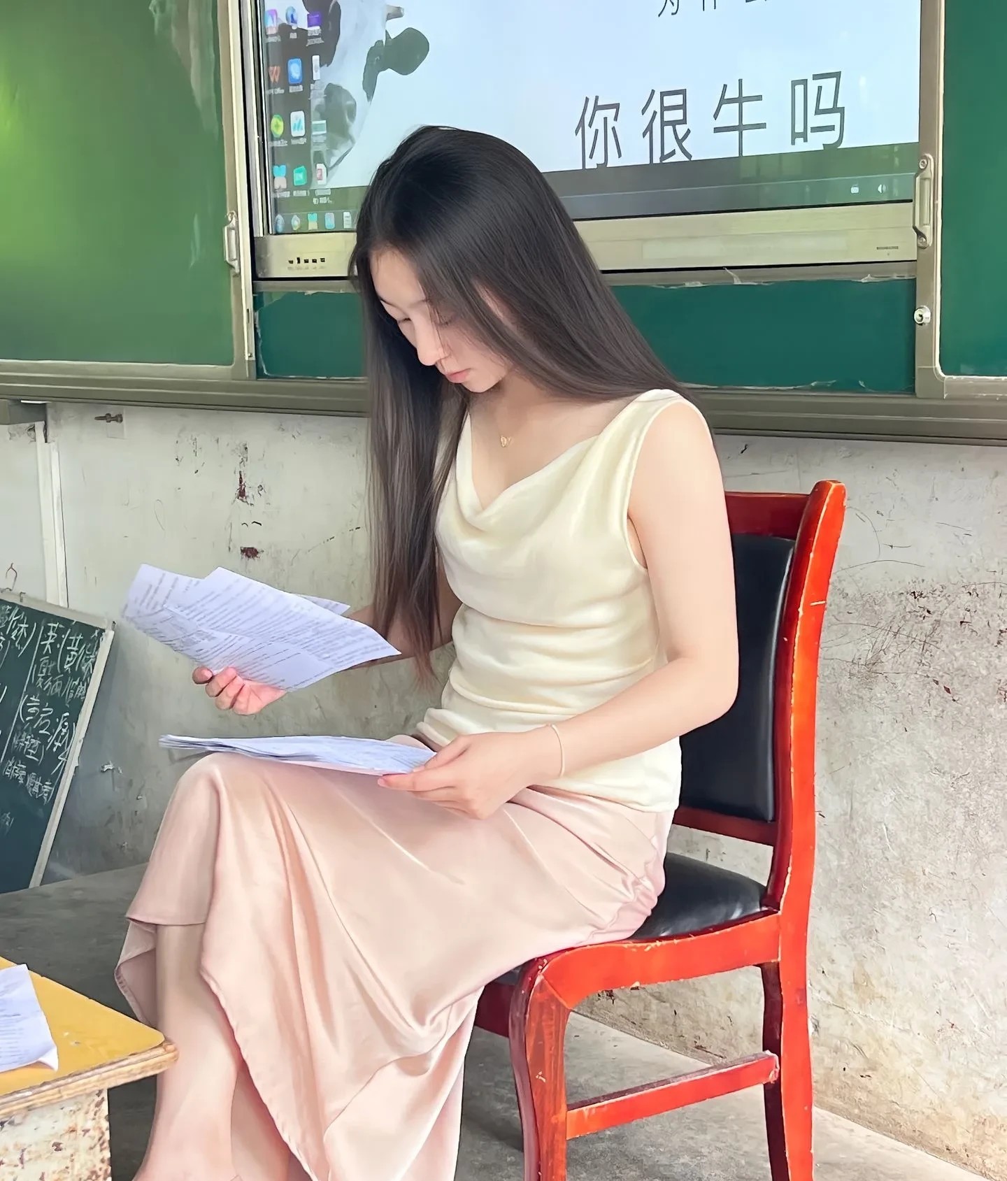 这个教室环境简陋，有这种老师真是不容易。