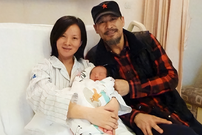 🌞27岁的谢兰嫁给大自己11岁的师小红，两人约好了丁克，不要孩子，因为她的