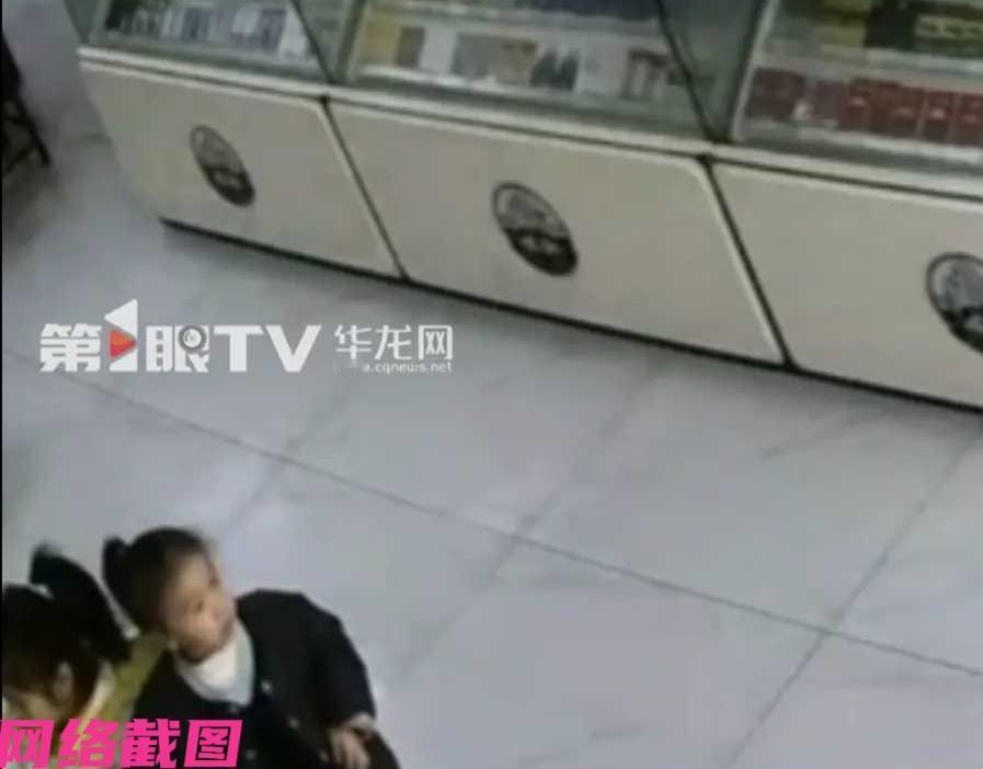 山东济南有女子带三岁女儿在自家店里看店，只当她出门买饼时，手机冒出收款信息，女子