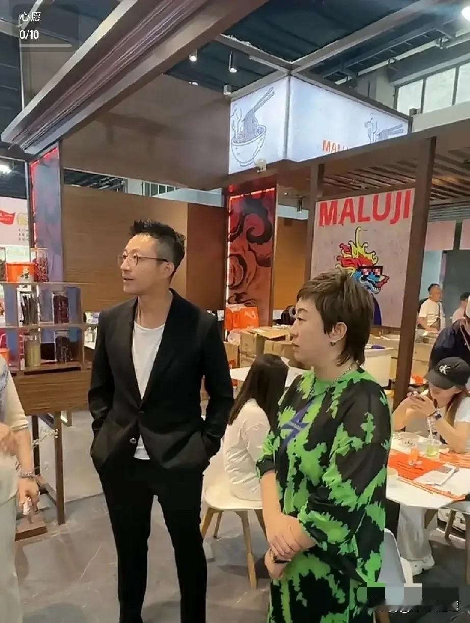 广州美食展上，汪小菲的出现引来路人疯狂围观，人气丝毫不输流量明星。他穿着简单