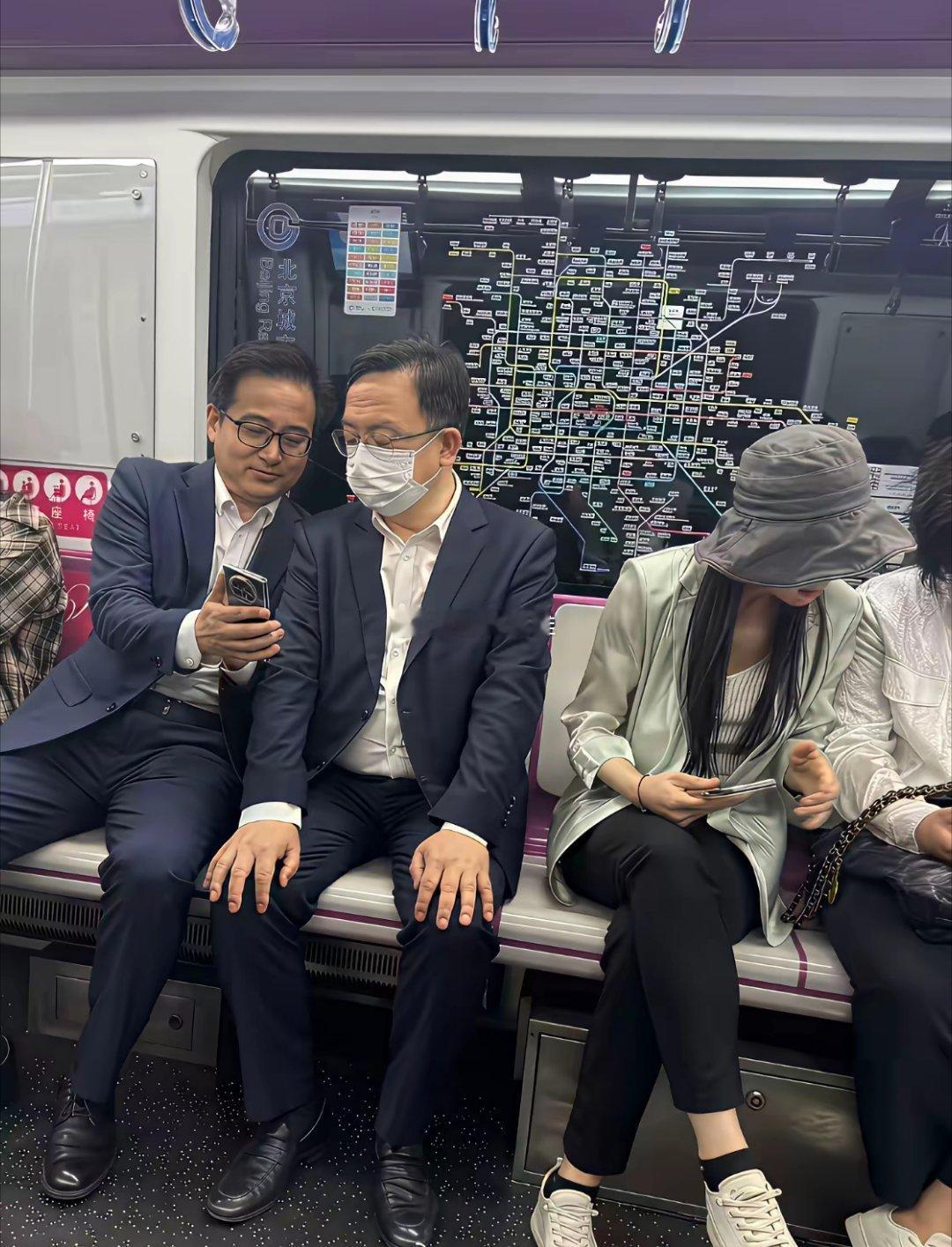 送分题：王传福和李云飞分别在用哪个品牌的手机？