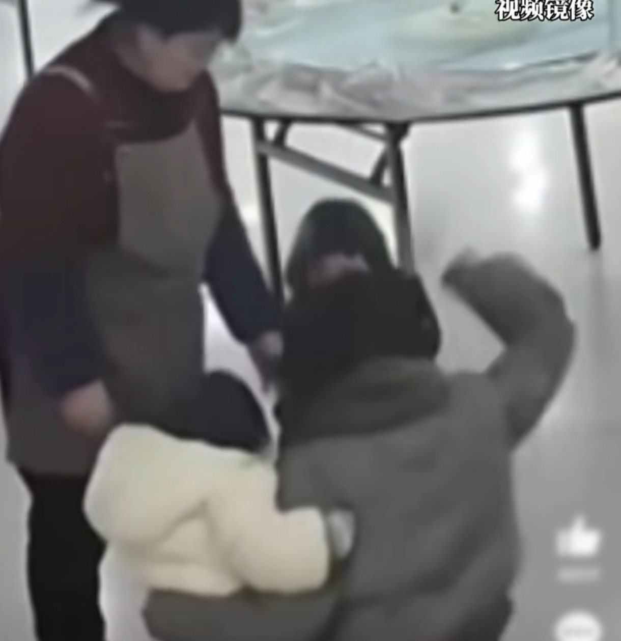 安徽六安一家长竟对2岁幼童下狠手，手指骨折、耳膜充血，妈妈：绝不和解！3月19