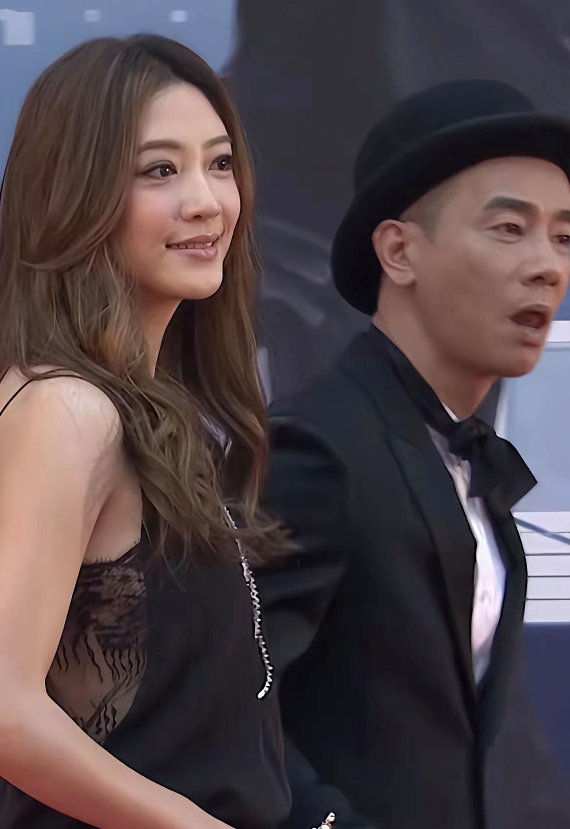 娶妻果真要贤妻？不信你看陈小春。应彩儿执意要搬来上海，不是离不开陈小春，更是为了