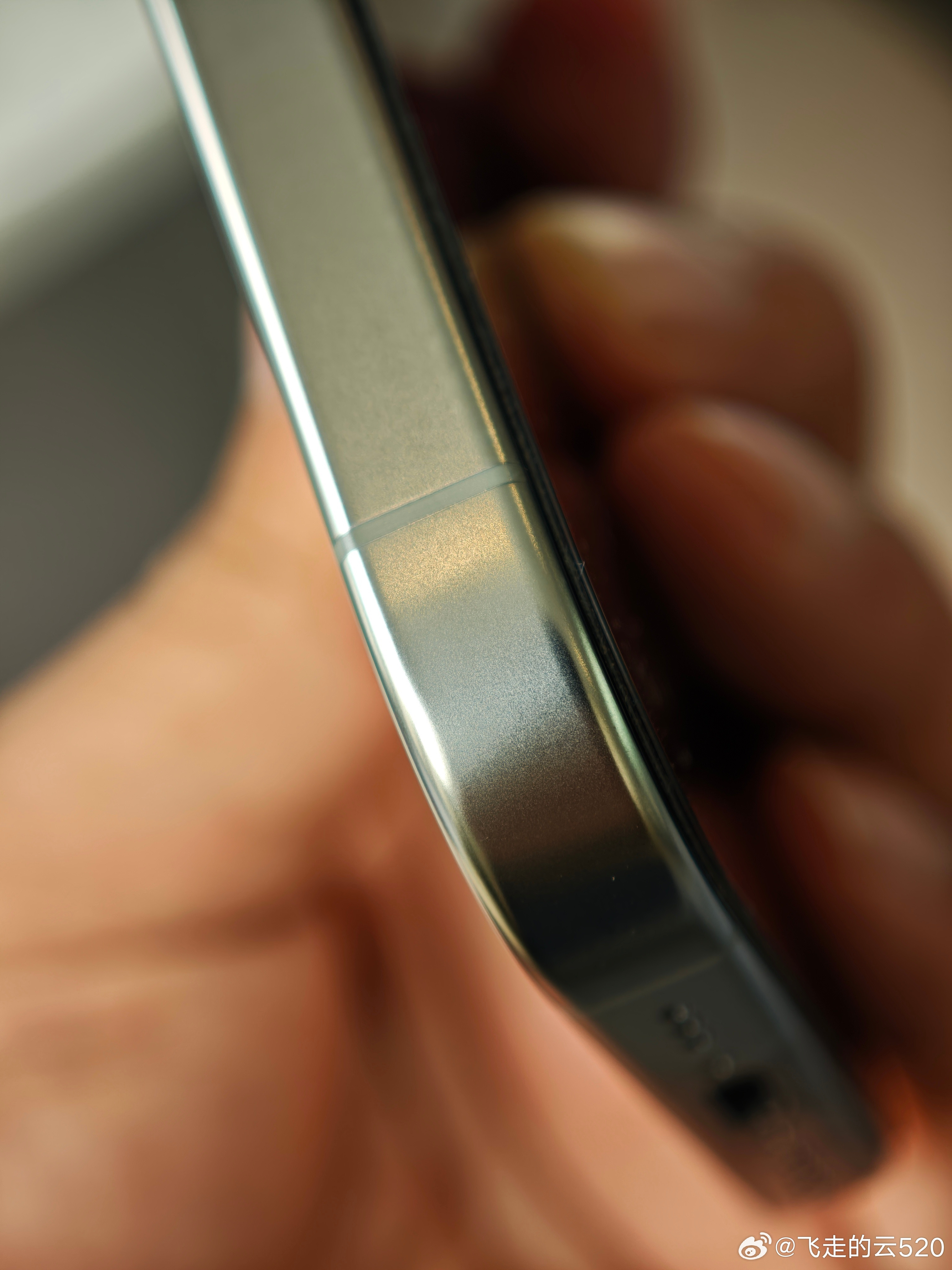 看到微博群里的朋友说沉迷抛光钛合金我还是喜欢喷砂钛合金16proyyds