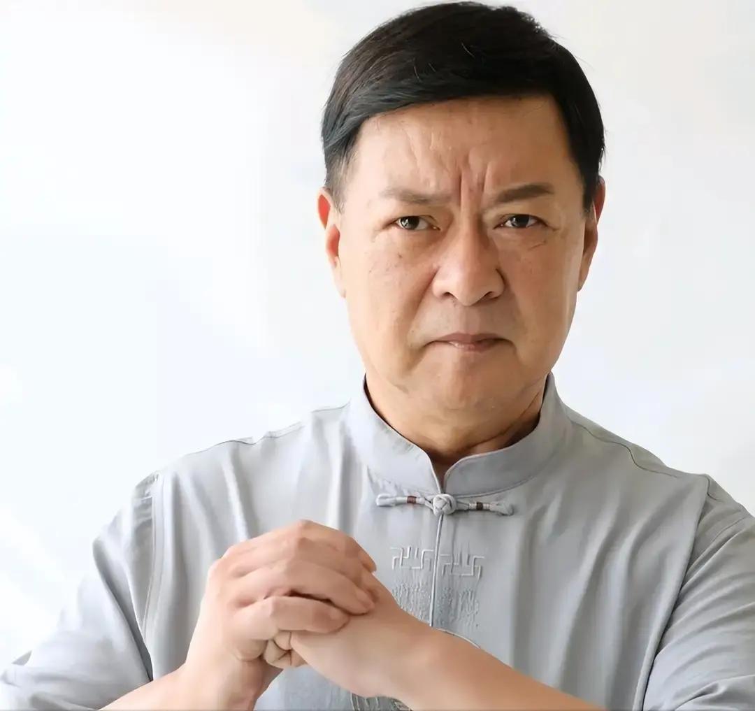 迟志强出狱后回长春电影制片厂报到，门卫大爷一句“你还回来干啥”把他噎在原地。