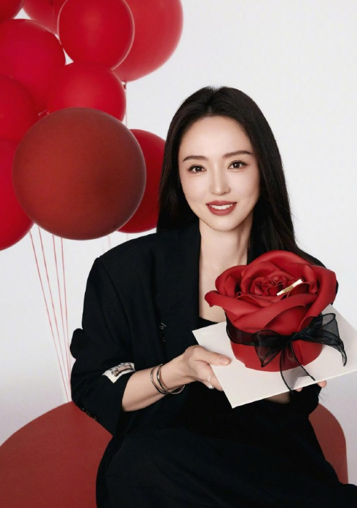 董璇生日大片，感觉二婚后人都变漂亮了很多，果然女人还是得要爱情的滋润，张维伊也肉
