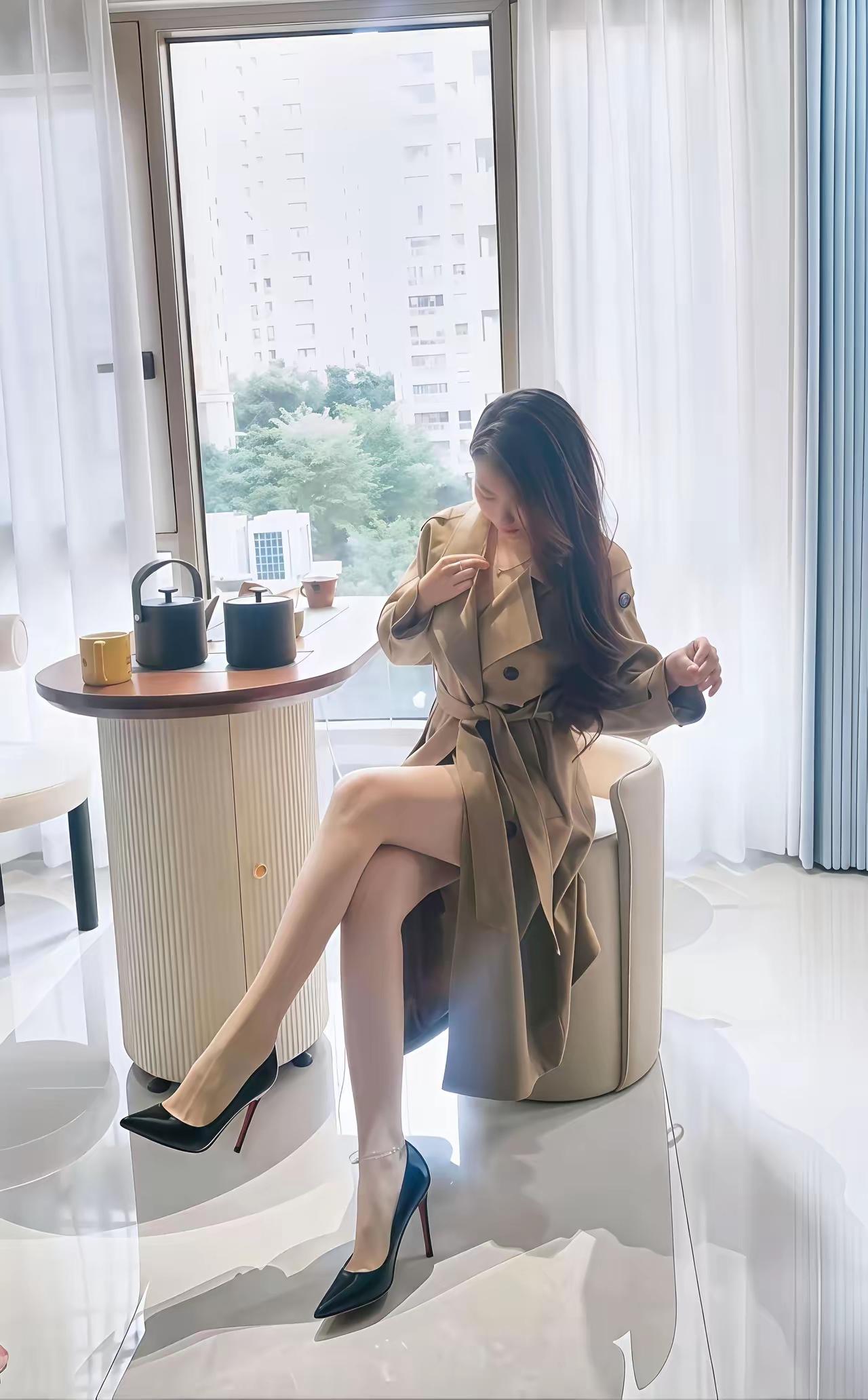 风衣好漂亮，美腿格外吸睛。