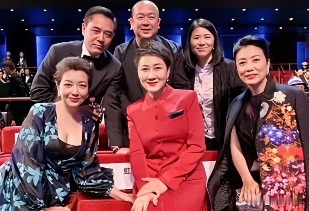 仔细看6张喜笑颜开的脸，发现江珊虽然不是最漂亮的，但她那富贵丰满的魅力！越看越有