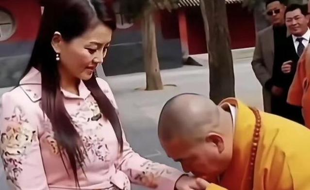 释永信被查！李湘尴尬了！08年采访释永信的照片突然被翻出来，她穿职业装没