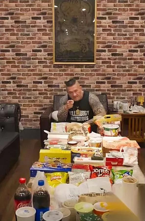 你们见过这么“损”的馆长吗？青鸟说他吃啥就抵制，结果他直接玩了波“绝的”