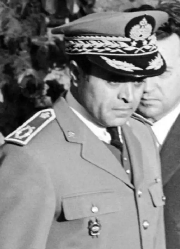 1971年，中国大使张伟烈，参加摩洛哥国王寿宴时，突然叛军冲进来疯狂扫射，瞬间死