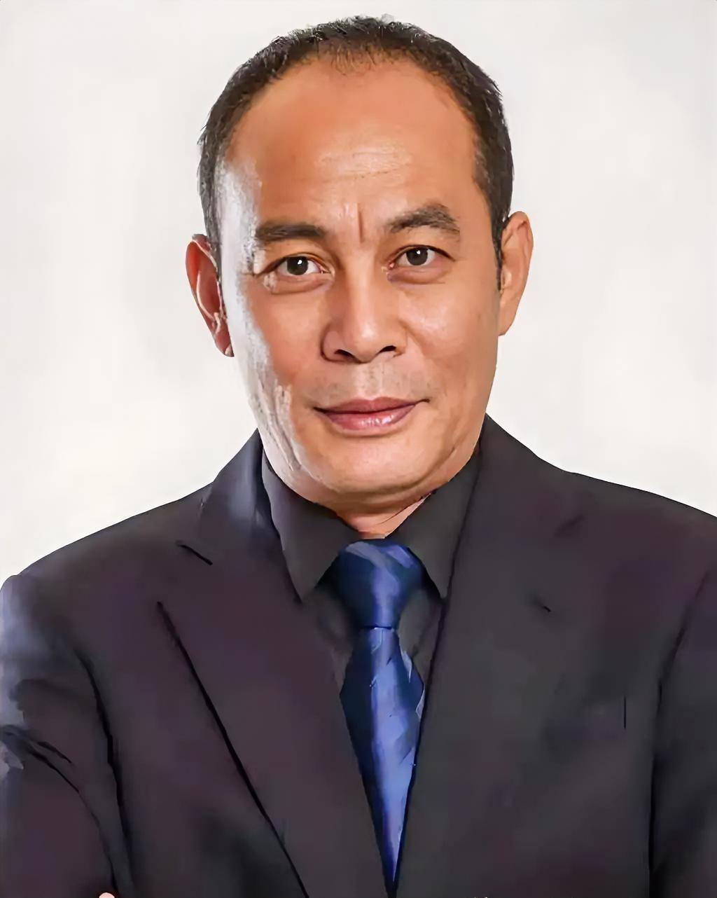 演员张光北说：“有次我出差回来，我女儿去机场接我，但我出来后，却看到她奔向了另外