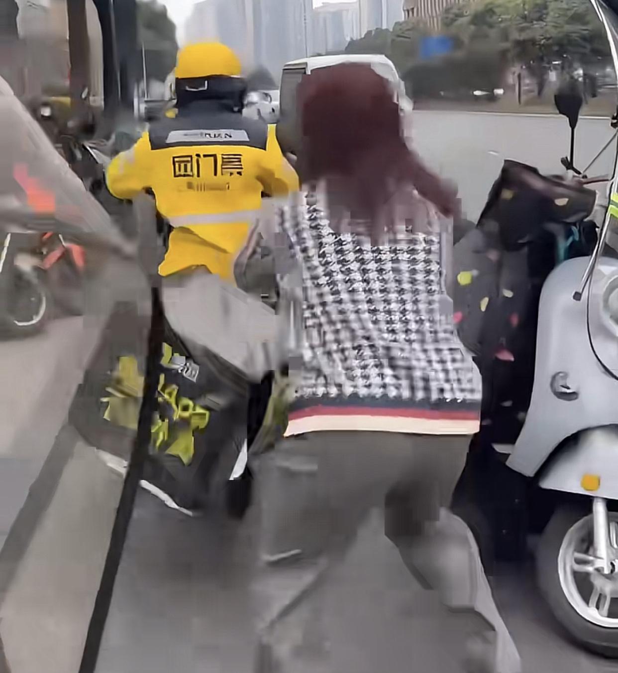 小哥有可能摊上大事！近日，一名外卖小哥送餐时在人行道逆行，车上装外卖的箱子刮蹭
