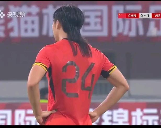 熊猫杯首秀，U22国足汪仕钦彻底火了。长发飘飘，还染指甲，没有腹肌，偏要向球迷