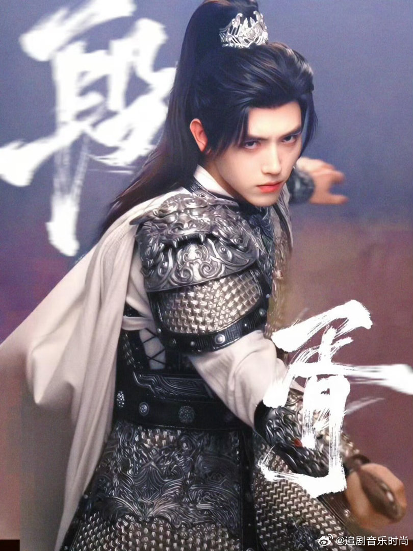 陈飞宇古偶男妲己什么叫一眼沦陷？就是陈飞宇穿着古装站在那里，眼神从澄澈到魅惑只