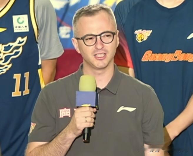 亚科列维奇谈:广东宏远球迷嘉年华:非常开心，俱乐部举办这场球迷嘉年华活动，来