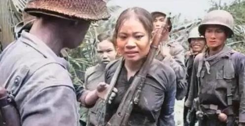 70年代越战期间，越南女兵不幸被美军俘获。镜头之下，越南女兵面对着美军随时击发的