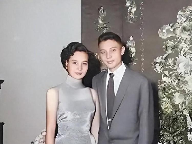 蒋介石长孙蒋孝文35岁时，在办公室昏迷，醒来后智力退至五岁，并且半身不遂，语言障