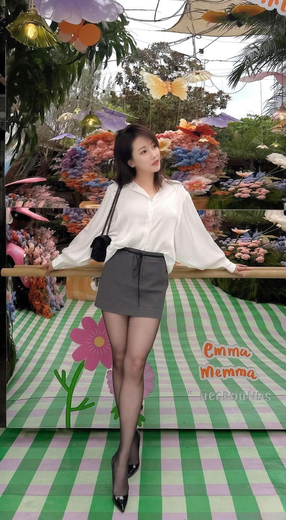 这套是“利落甜美的轻熟撞色风”穿搭，适配缤纷花墙场景，精致与气场兼具：-