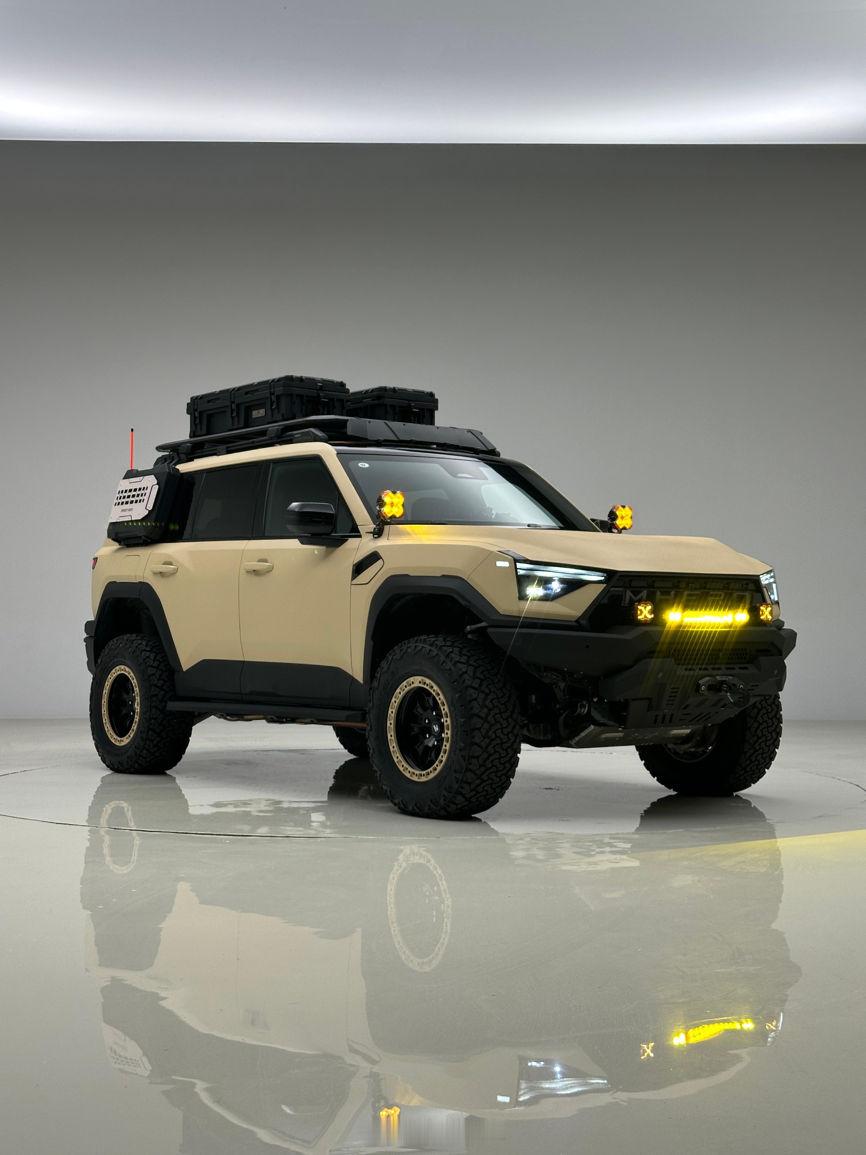 猛士M817Hero·沙漠英雄的越野射灯打开后是这样的，这次选了三套诺赛的灯