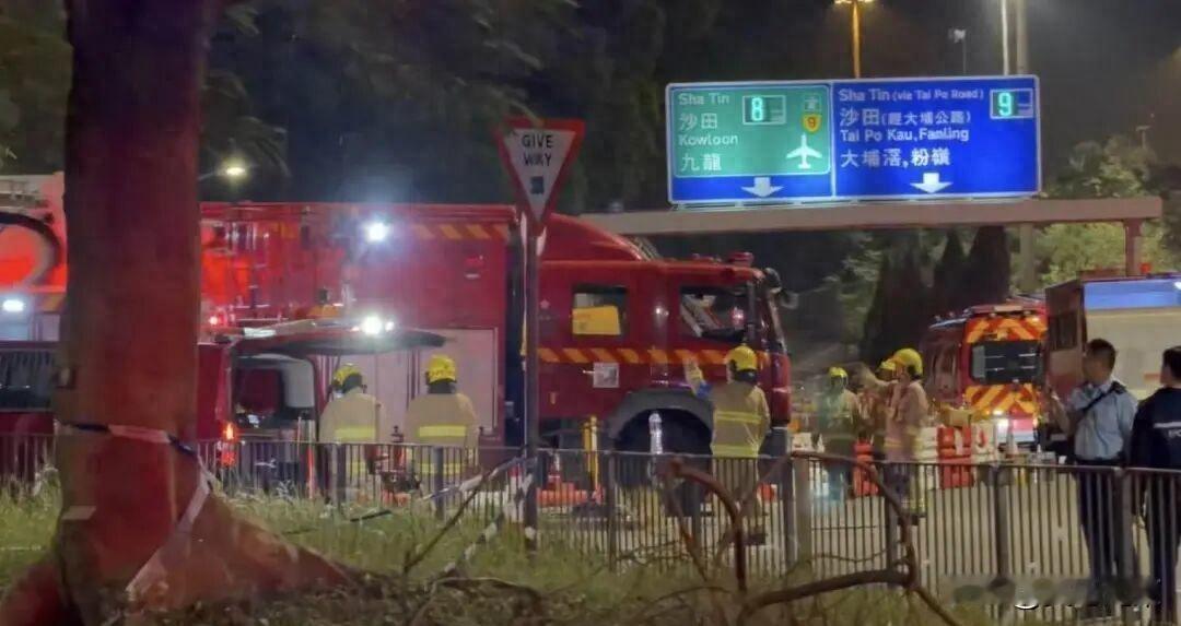 香港宏福苑大火惨剧。大埔宏福苑着火了，凌晨，死了好多人，四十几，还伤了一堆，香