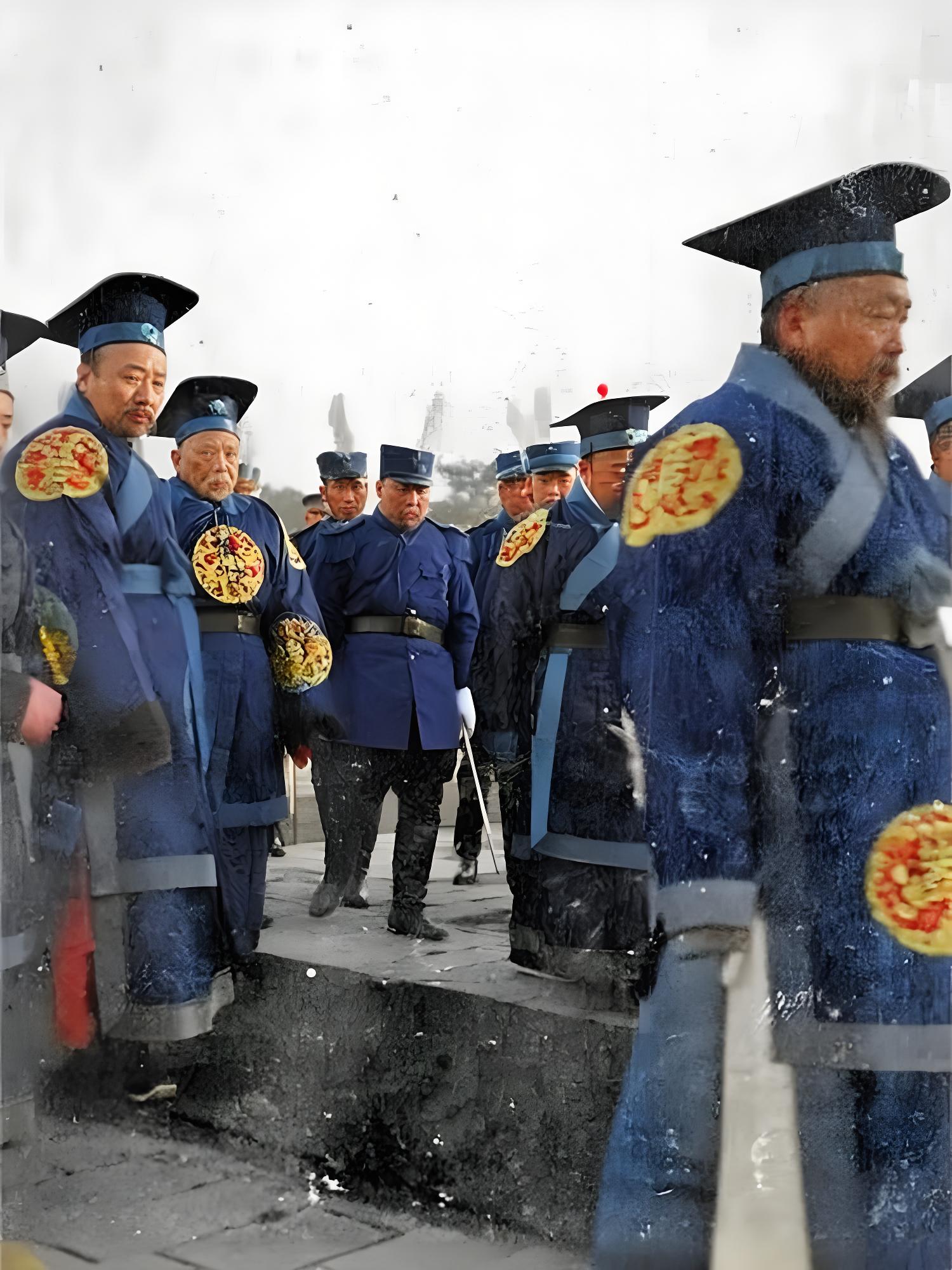1915年，袁世凯率领众臣子到天坛举行祭天大典，左二那位就是袁世凯，身着古代封建