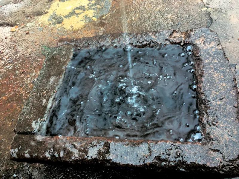 下雨天查看自建房后坡排水下这么大的雨，你怎么在外面？怎么看起来矮了？现在拉尺子