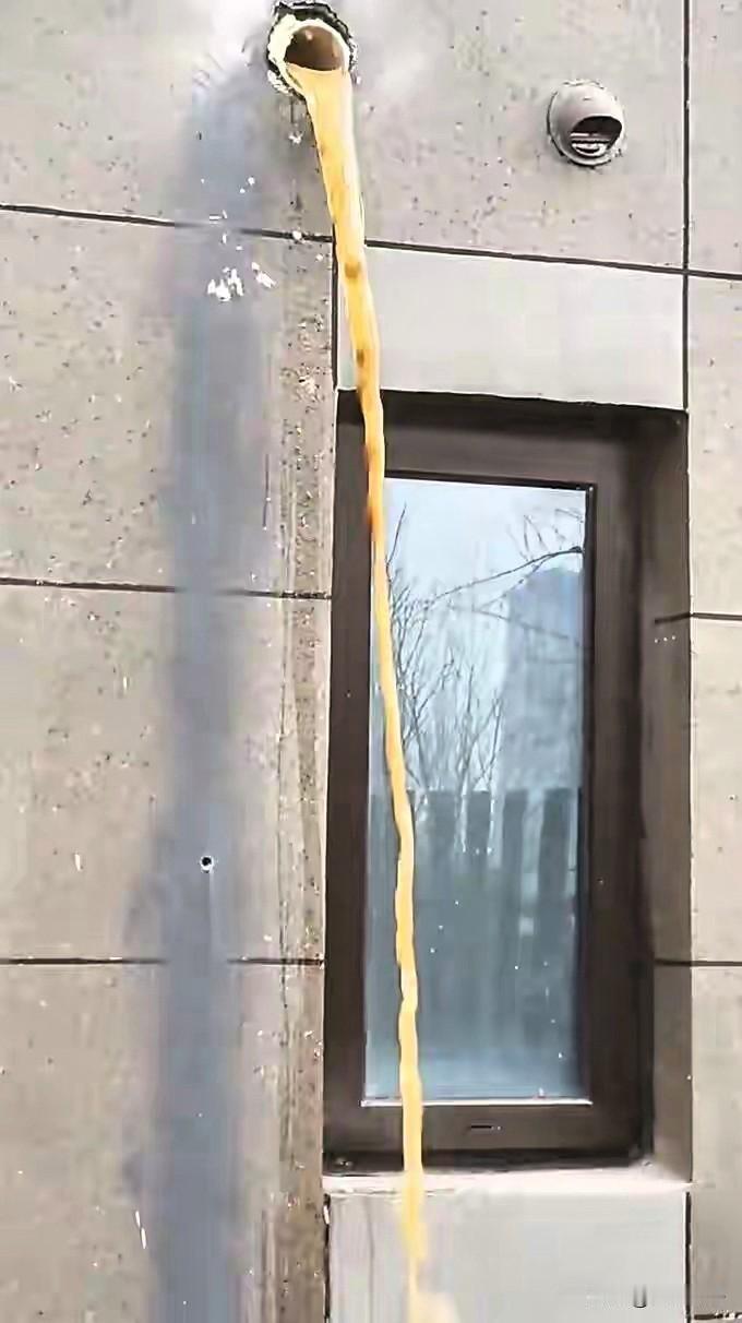 江苏邳州，一女子花84万元买了套一楼房子，装修好后，发现二楼改卫生间下水，在承重