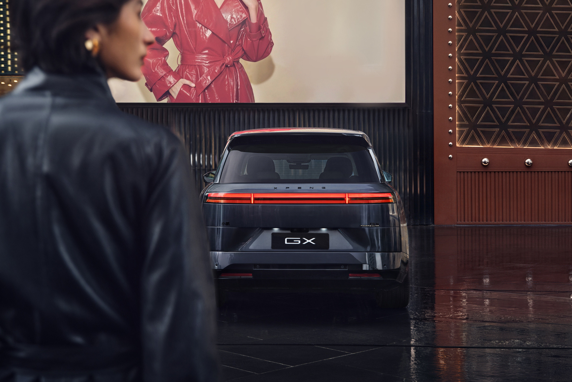 小鹏总分享小鹏GX最新官图，峡湾灰。G是伟大，X是探索。这是小鹏面向AI时代