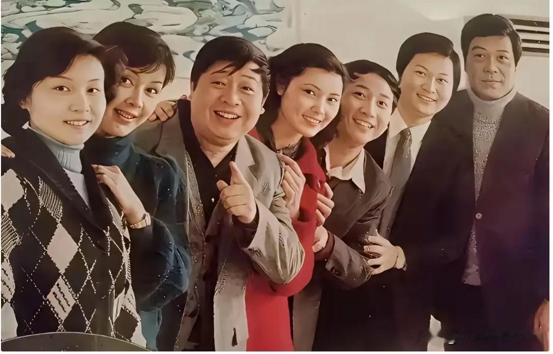 1984年，中央电视台春节晚会上，七位主持人留下这张难得的合影。当年的春晚群星荟