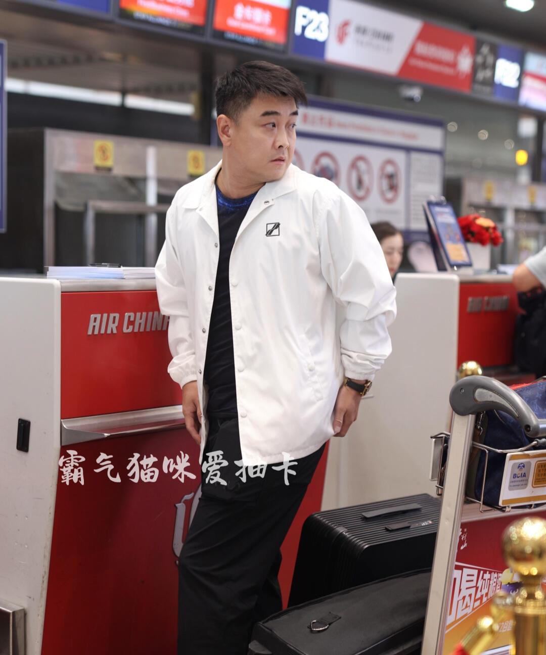 国乒又出发新疆了，王皓白色衣服亮眼！精气神恢复的真好，乒超活动，开心愉快，不用