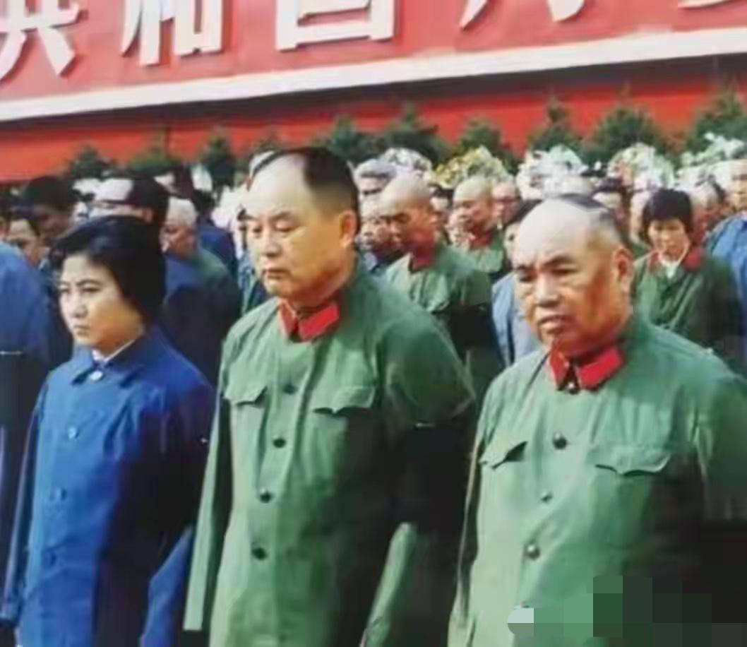 1976年，悼念毛主席活动时的留影。能认出两位老前辈，历史绝对不会差！