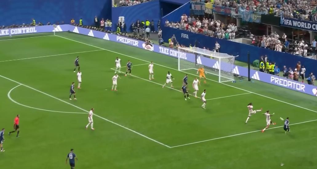 英格兰1比2阿根廷其实英格兰队1-0领先后，一度慌了手脚的是阿根廷队。他们后场