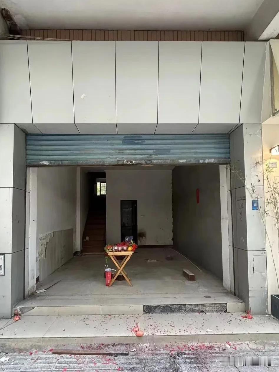 当房东当到倒贴钱，我是不是全城最冤大头？今天租客找我谈降价，说完我气笑了。