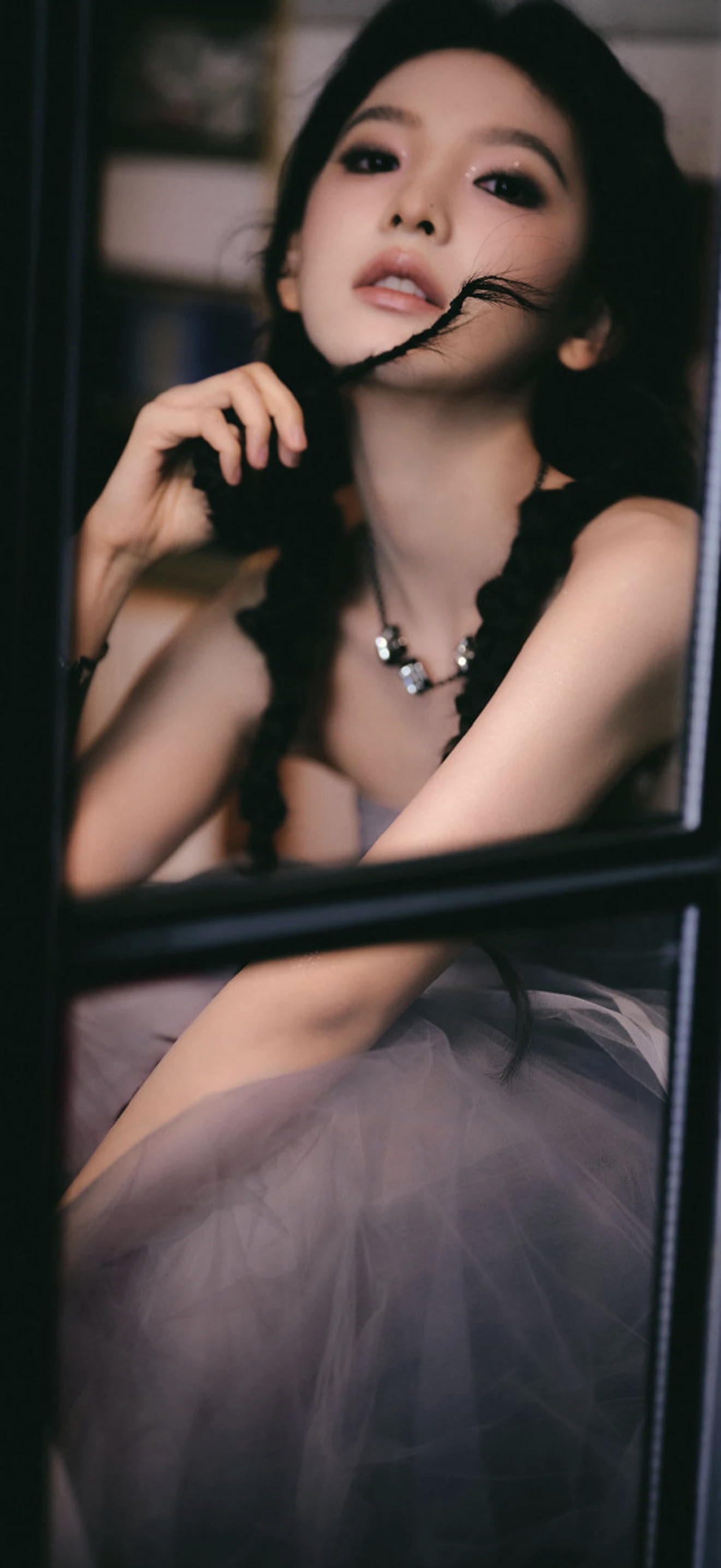 章若楠高清美照分享｜窗边坐着一位优雅美丽的女子。章若楠美女人像群高清美女高雅气质美女美女欣赏图片