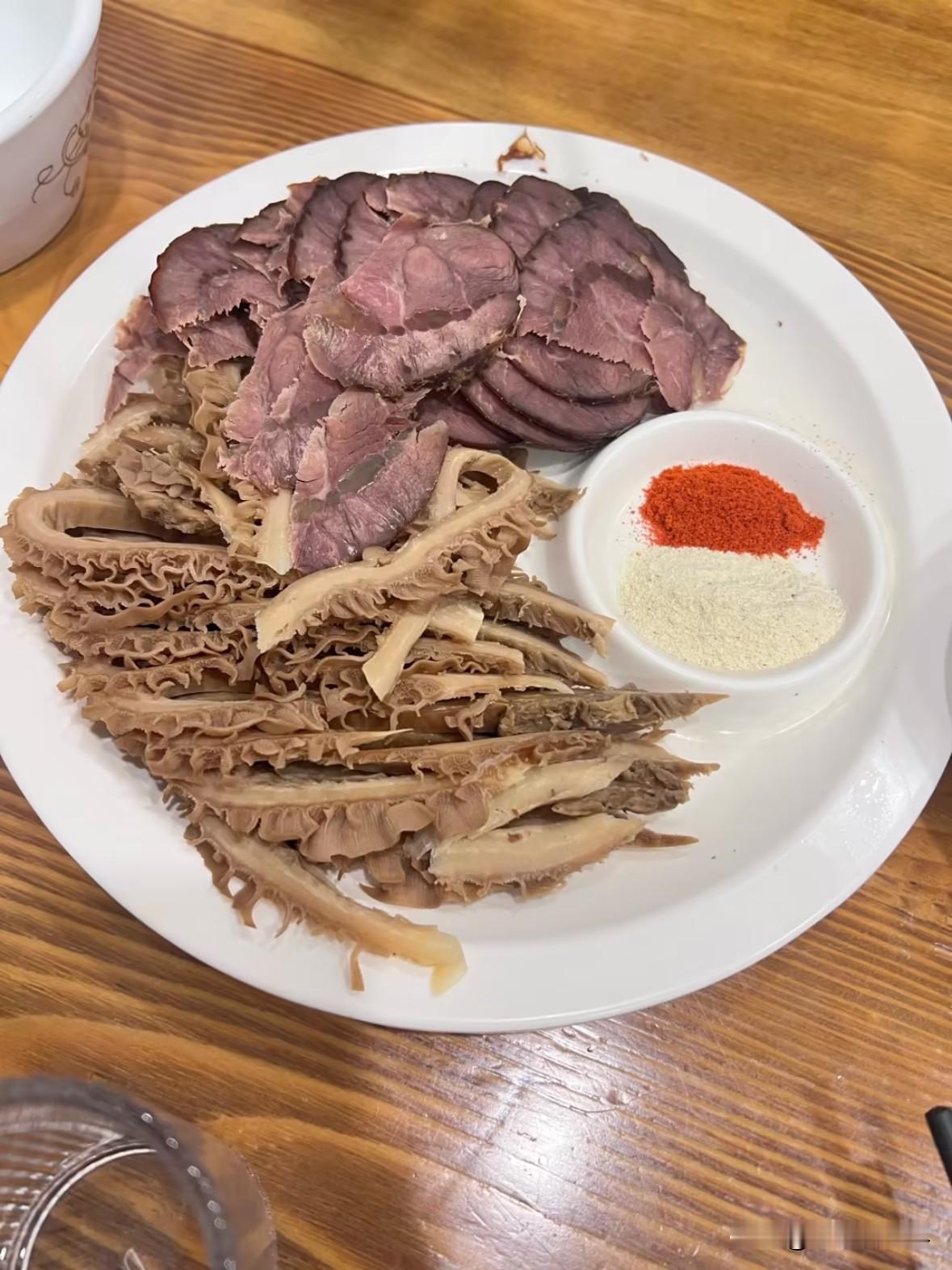 吃着杭州这家盐蘸牛肉的入味牛筋，突然觉得选车和选餐馆很像。都要“入味又实在”。
