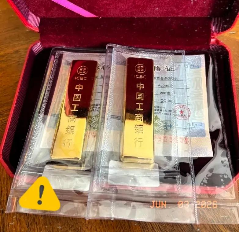 盯着金价看了半宿，我实在扛不住了，赶紧吞了两颗褪黑素。就在刚才，金价那走势简