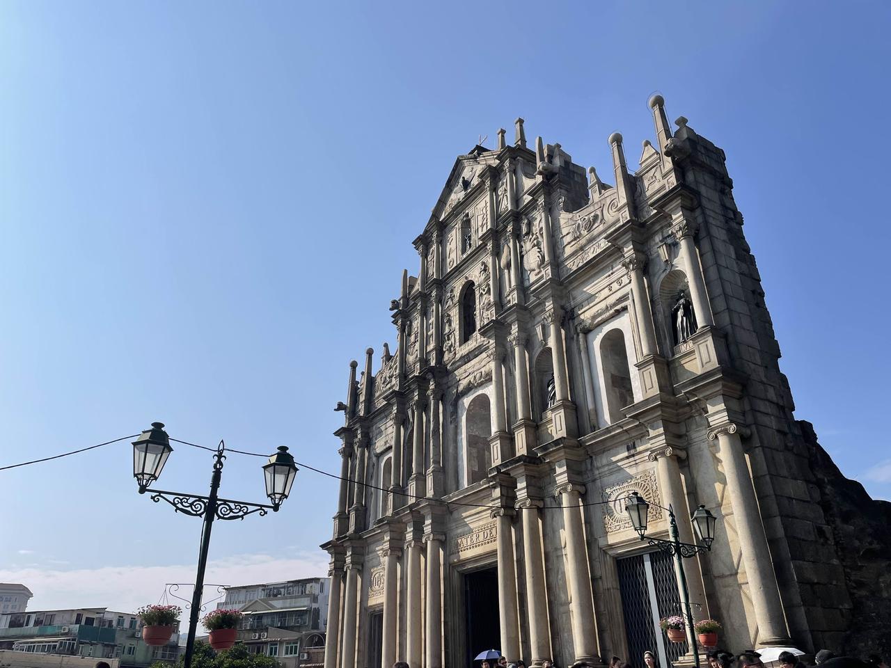 （接上）总算坐上轮渡去澳门，一个小时左右就到了。过关、坐公交、下错站、再打车，折