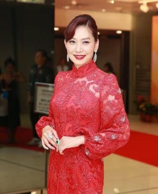 鲁豫问邝美云:“你是自己一个人住吗？”邝美云摇摇头:“我是和弟弟一家三口一起住。