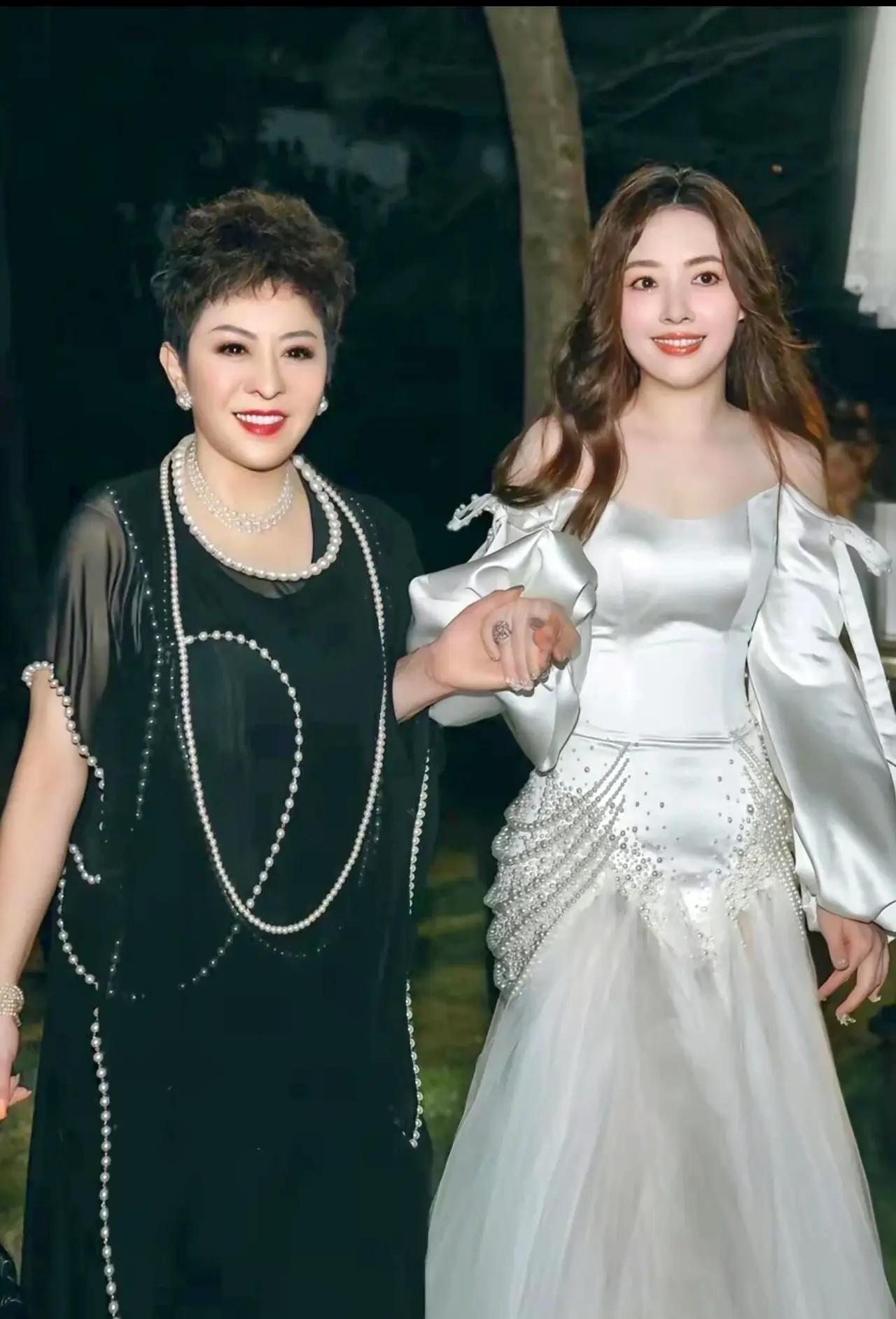 向太买的别墅没有写郭碧婷的名字，但是，她给郭碧婷买了很多地，花费数亿台币！近