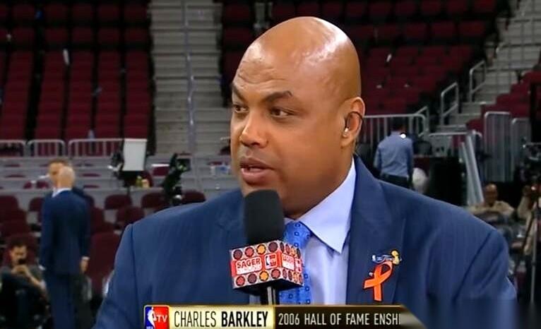 巴克利跟詹姆斯说，你要是第一轮进不了名人堂，就来我们ESPN上班吧，我给你留个位